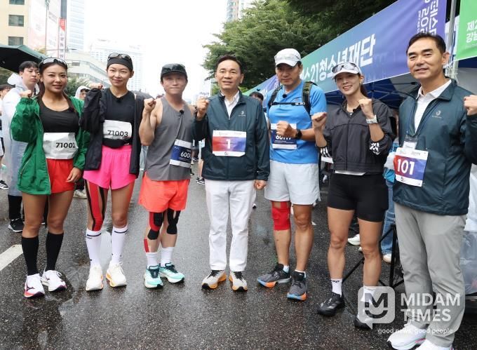 강남국제평화마라톤에서 런포유 선수들과 구청장(가운데)