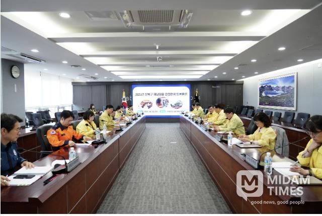 이승로 성북구청장 주재로 재난안전대책본부 회의를 진행하고 있다