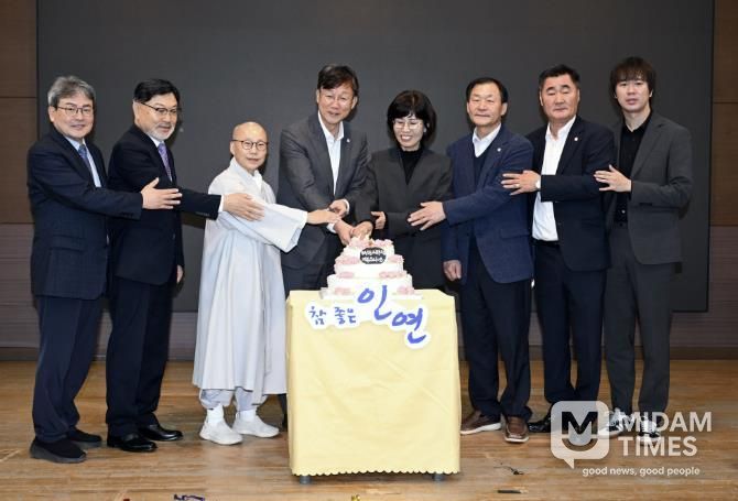이민근 안산시장(왼쪽 네번째)이 부곡종합사회복지관 개관 20주년을 기념해 케이크 커팅식을 진행하고 있다.