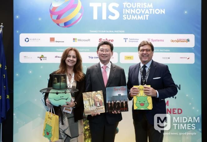 스페인 세비야 피베스(FEBIS)에서 이상일 시장(가운데)과 안토니오 카스타뇨 세비야시 관광청장(오른쪽)이 기념품 전달 후 기념 사진을 촬영하고 있다