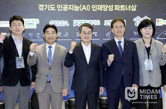 경기 북부 AI캠퍼스 개소식에서 이동환 고양특례시장, 김동연 경기도지사, 김운남 고양시의장이 파이팅을 외치고 있다.