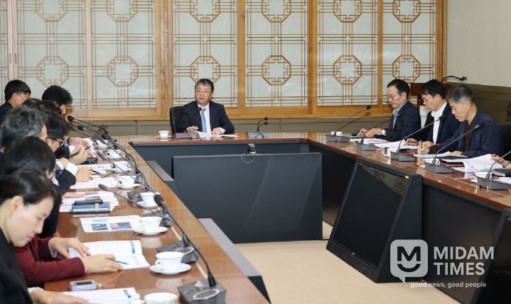 포항시가 제32차 아시아태평양경제협력체(APEC) 정상회의의 성공적 개최를 지원하기 위해 24일 ‘APEC 성공개최 추진상황 점검회의’를 개최했다.