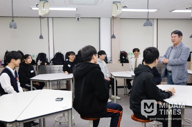 이정선 광주시교육감이 23일 전남대에서 진행한 ‘꿈꾸는 공작소’ 프로그램에 참여한 학생들을 격려하고 있다