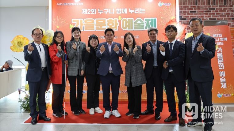 박강수 마포구청장이 제2회 누구나 함께 누리는 가을문화예술제에 참석했다