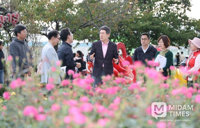 포항시는 지난 25, 26일 영일대 장미원에서 ‘2025 포항 가을장미페스타’를 성황리에 마무리했다.