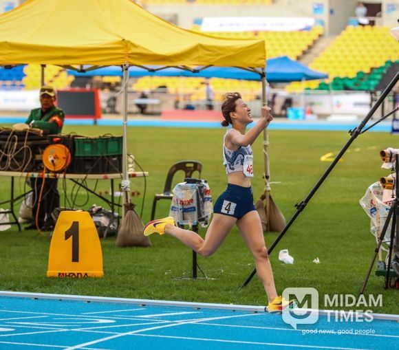 제106회 전국체전 육상 800m 우승후 환호하는 박해진 선수.