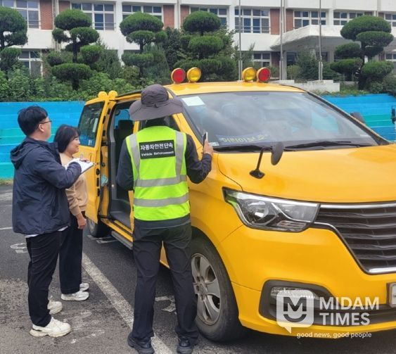 포항시가 지난 24일 (구)용흥중학교 주차장에서 포항교육지원청, 포항 남·북부경찰서, 한국교통안전공단과 합동으로 하반기 어린이집 통학버스 안전 점검을 실시했다.