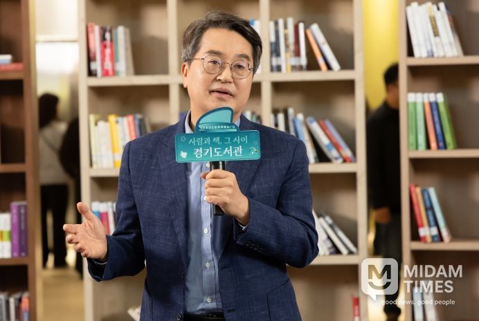 25일 오후 경기도서관에서 열린 경기도서관 도민과의 첫만남에서 김동연 경기도지사가 키워드 토크에 참여하고 있다.