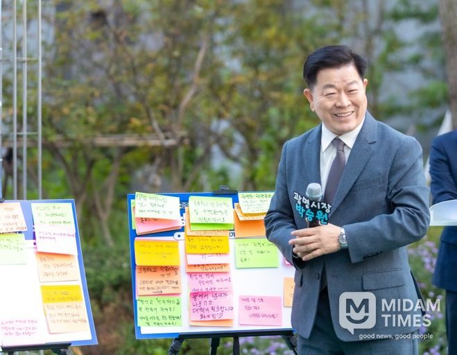 박승원 광명시장이 지난 25일 오후 트리우스광명 아파트에서 열린 시민 소통 프로그램 '아주 소중한 하루의 만남(아소하)'를 통해 시민들과 소통하고 있다.