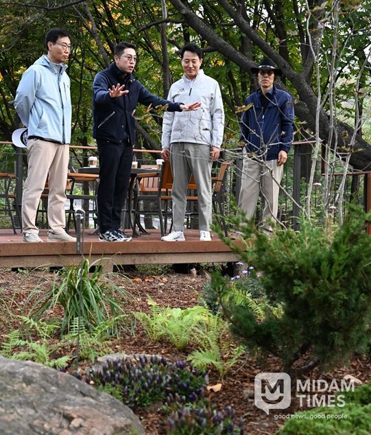 오세훈 서울시장이 26일(일) 오전 남산 하늘숲길을 찾아 남산 자생종을 심어 조성한 산책로를 점검하고 있다.