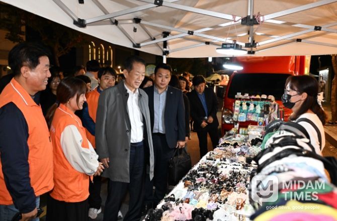 25일 서동욱 남구청장이 남구청사거리에서 남울산우체국까지 이어진 왕생이길에서 열린 왕생로 아트온 페스티벌에 참석해 플리마켓을 둘러보며 소상공인을 격려하고 있다.