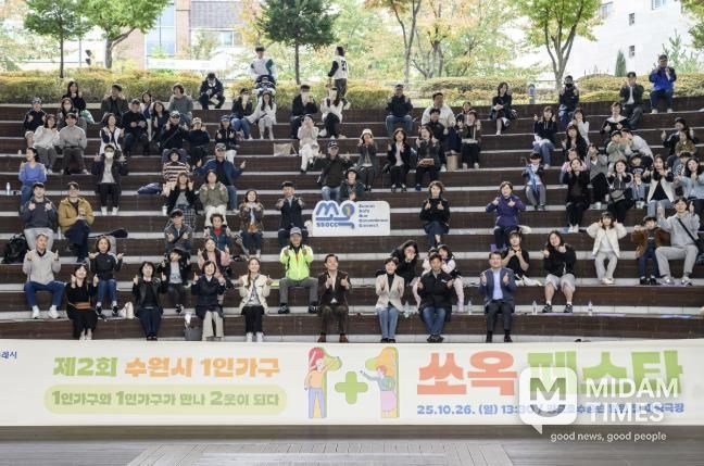 이재준 수원시장(앞줄 가운데)이 제2회 1인가구 쏘옥(SsOcC) 페스타 참가자들과 함께하고 있다.