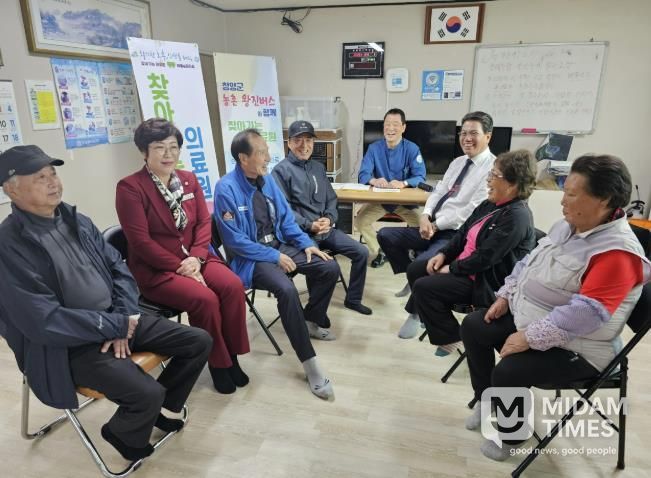 지난 25일 주민들이 비봉면 양사리에서 ‘찾아가는 의료원’ 진료를 받고 있다.