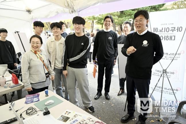 사교육 부담 완화책 '강남인강' 도입… 1만 원에 年 1,500개 강좌 수강