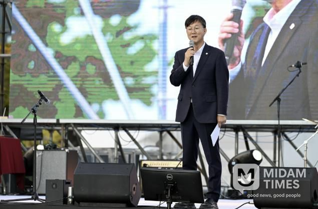 이민근 안산시장이 지난 25일 안산문화광장에서 개최된 ‘제1회 안산시동아리연합축제’에서 인사 발언을 하고 있다.