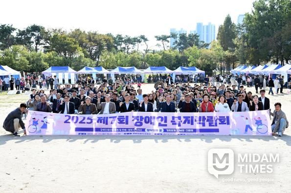 이민근 안산시장(맨 앞줄 왼쪽 여섯번째)이 지난 25일 화랑유원지 일원에서 개최된 '제7회 장애인복지박람회'에서 참석자들과 함께 기념촬영을 하고 있다.