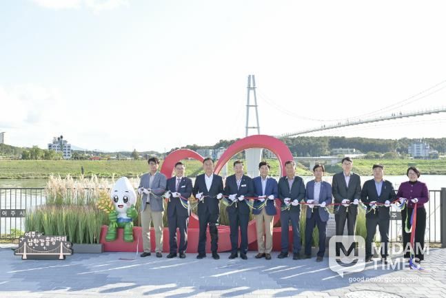 여주시, '여주쌀 사랑 포토존' 설치 기념 테이프 컷팅식 개최