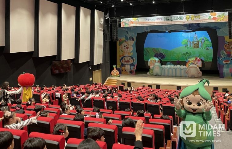 ‘채소나라 콩콩이’ 주인공이 어린이 관객들에게 인사하고 있다.