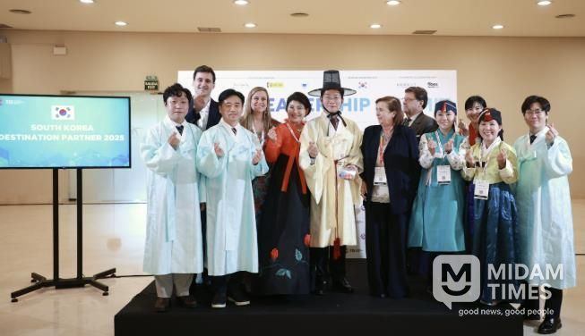 22일 세비야 피베스에서 이상일 시장과 시 대표단이 한복을 입고 기념사진을 촬영하고 있다