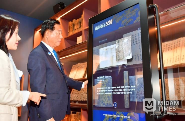 김한종 장성군수가 디지털 전시 공간으로 거듭난 필암서원 유물전시관에서 역사 정보를 확인하고 있다. 장성군 제공