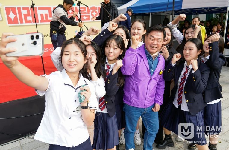 이필형 동대문구청장이 지난 25일 미래교육박람회에 참여한 학생들과 기념촬영을 하고 있다.