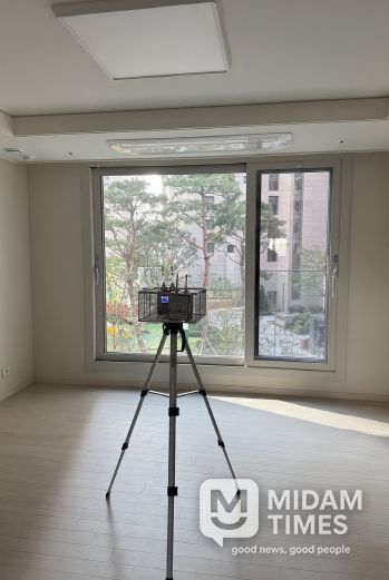 신축 아파트 대상으로 실내공기질 오염도 검사 실시하는 모습