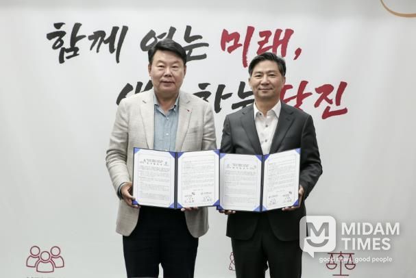 협약식(왼쪽부터 오성환 당진시장, 대한법률구조공단 김영진 이사장)