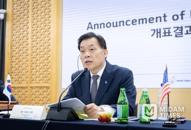 WTA 제7대 회장으로 선출된 이재준 수원시장이 총회에서 발언하고 있다.