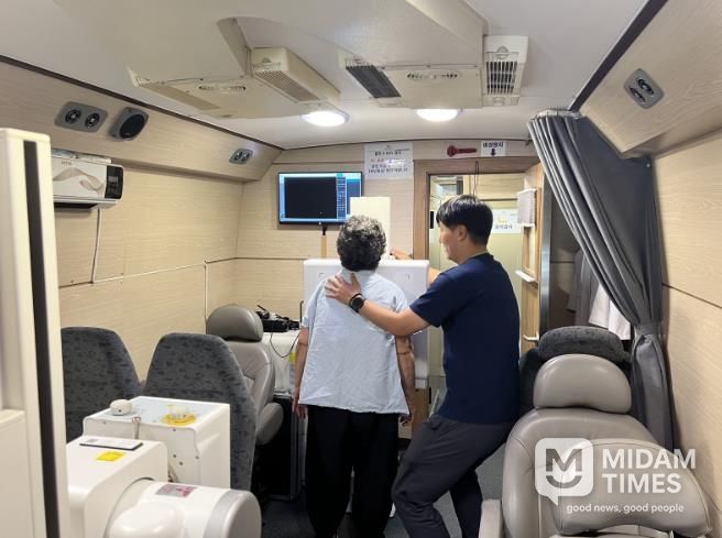 (건강영향조사 흉부X-ray 받는 사진)