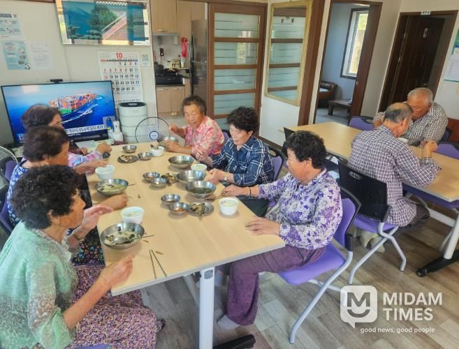 거제시, 240개 경로당에 테이블·의자 대대적 지원