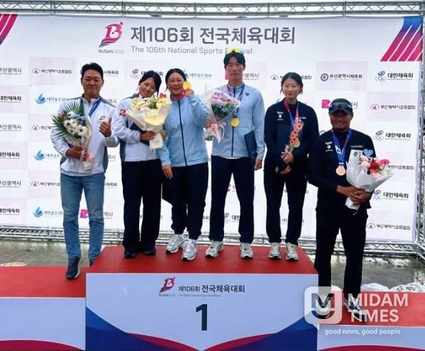 혼성 470급 금메달을 획득한 여수시청 요트팀 이경진·김창주 선수(왼쪽에서 세·네 번째)
