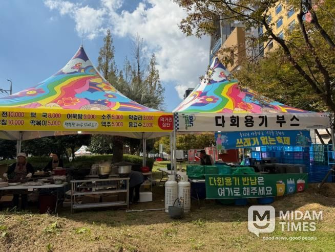 지난 25일부터 26일까지 열린 ‘제6회 여수동동북축제’에서 ‘일회용품 없는 축제 만들기 지원사업’을 추진해 자원 절약과 재사용을 촉진하는 지속 가능한 친환경 축제로 운영했다.