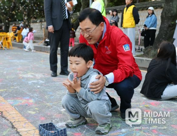 주낙영 경주시장이 상생마켓 현장에서 아이와 함께 놀이 체험을 하며 격려하고 있다.