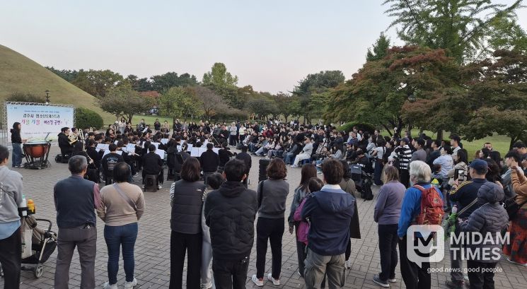 경주시 청소년오케스트라는 20일 첨성대 일원에서 가을 버스킹 공연을 열었다