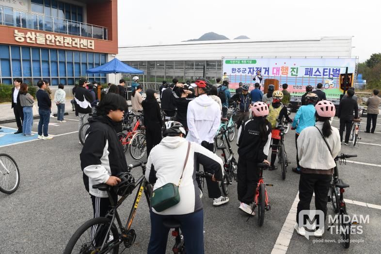 ‘만경강길 달리며 힐링’ 완주군 자전거 대행진 성황