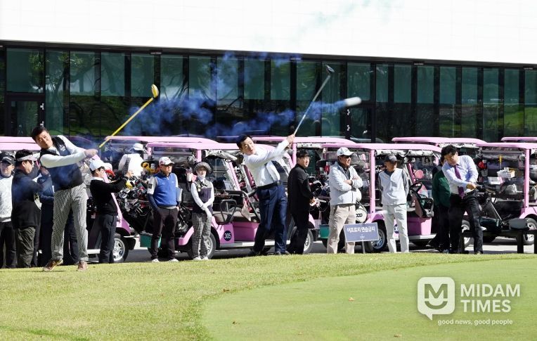 - 27일 단장면 에스파크컨트리클럽에서 열린 제30회 밀양시장배 시민골프대회에서 내빈들이 시타를 하고 있다.