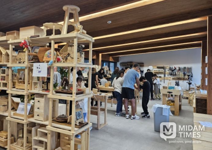 천장산 나무공방 가족체험객이 활동하는 모습