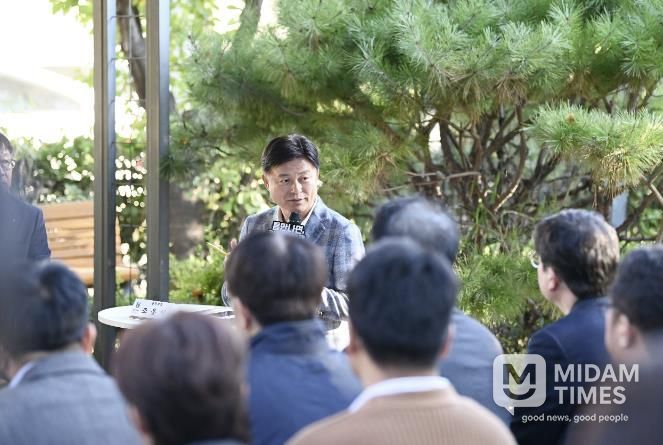 조용익 부천시장이 27일, 고라개공원에서 열린 ‘틈만나면, 현장속으로’ 에서 레미콘 공장 일대 환경오염 최소화를 위해 주민 및 업체 관계자와 의견을 나누고 있다.