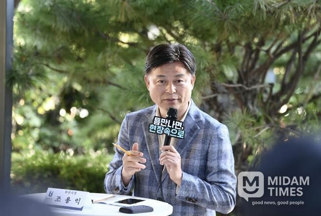 조용익 부천시장이 27일, 고라개공원에서 열린 ‘틈만나면, 현장속으로’ 에서 레미콘 공장 일대 환경오염 최소화를 위해 주민 및 업체 관계자와 의견을 나누고 있다.