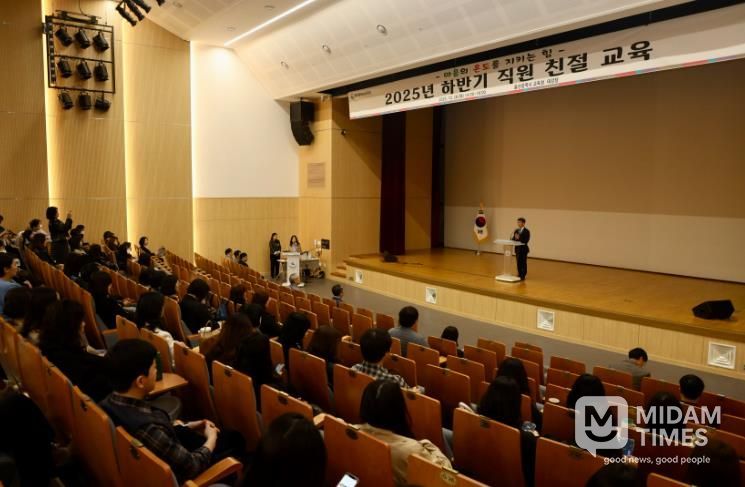 천창수 울산시교육감이 28일 대강당에서 열린 '하반기 직원 친절 교육'에서 참석자들에게 인사말을 하고있다