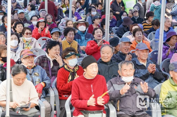 포항시는 지난 24일 학산종합사회복지관에서 지역주민과 함께하는 ‘제20회 한마음대잔치’를 개최했다.