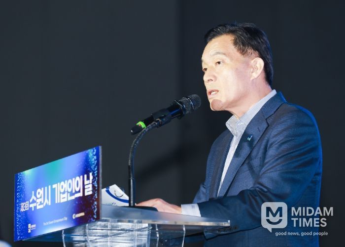 이재준 수원시장이 환영사를 하고 있다.