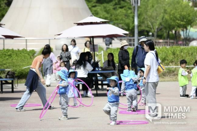 지난 5월 상동호수공원에서 열린 부천아이페스타에서 아이들이 즐겁게 놀고 있다.