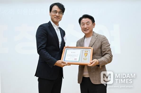 김동근 시장이 10월 28일 ‘제40회 회룡문화제 성과공유회’에서 ‘태조‧태종 의정부행차’에 참여했던 배우 정의갑 씨에게 표창장을 수여한 뒤 함께 기념사진을 찍고 있다.