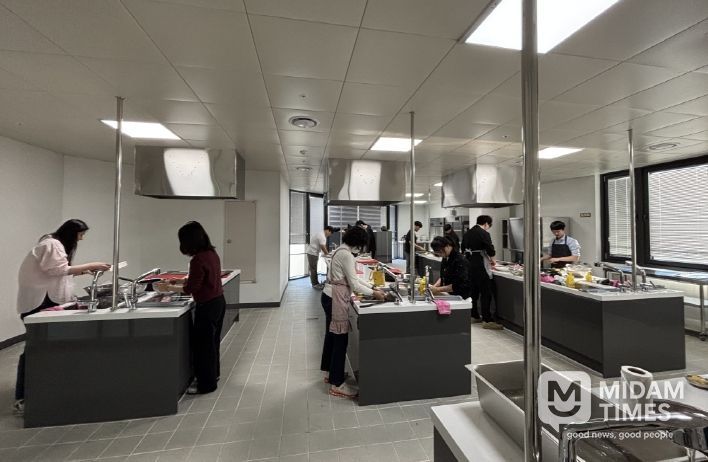 29일 밀양시 상상어울림센터에서 열린 영양관리 요리실습 프로그램 청년 1인 가구 참가자들이 조리 실습을 하고 있다.