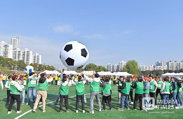 ‘양천구 통장 한마음 체육대회’에서 공굴리기 경기를 즐기는 통장들