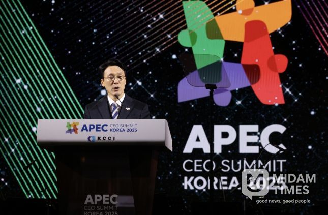 김민석 국무총리가 28일 경주 화랑마을 어울마당에서 열린 '2025 APEC CEO 서밋'의 첫 번째 공식 행사인 환영만찬에 참석, 축사를 하고 있다.
