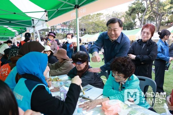 울산 동구는 29일 꽃나루공원에서 방어동 OK생활민원 현장서비스의 날을 개최해 주민편익 서비스 및 체험행사와 김종훈 동구청장이 자원봉사자 및 행사 참여자들을 격려하고 있다.