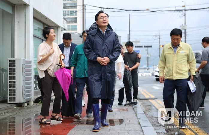 윤병태 나주시장이 지난 7월 집중호우로 침수된 금천면 소재지 일원을 긴급 점검하고 있다.