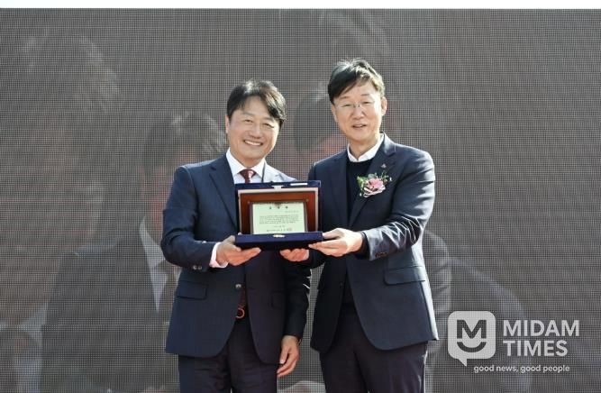 이민근 안산시장(오른쪽)이 윤동열 안산대학교 총장(왼쪽)으로부터 감사패를 전달받고 함께 기념촬영을 하고 있다.